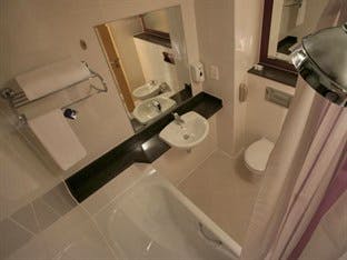 Premier Inn Abu Dhabi International Airport Abu Dhabi - Ensuite Bathroom