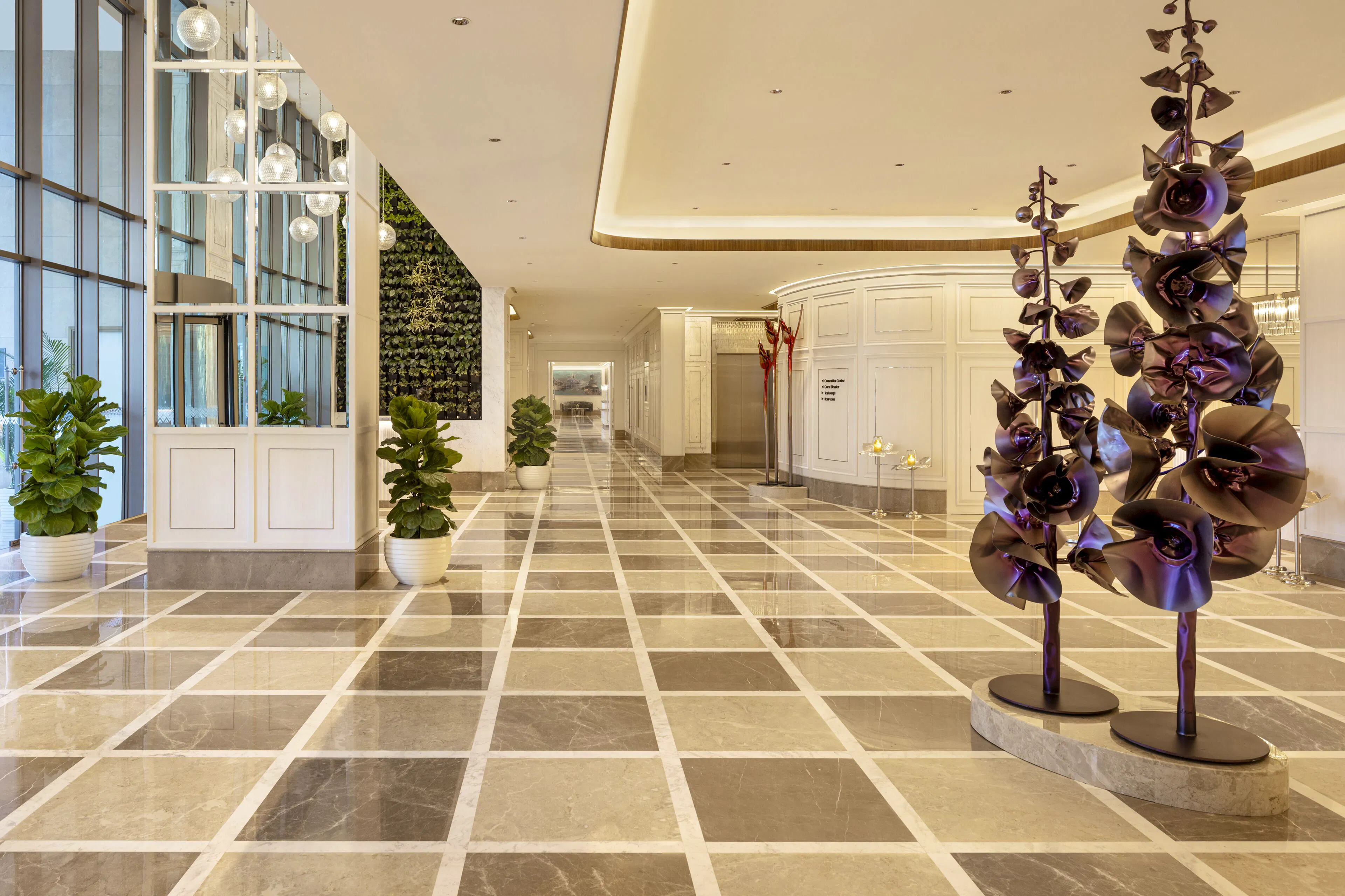 Lobby des Aurika Mumbai Skycity