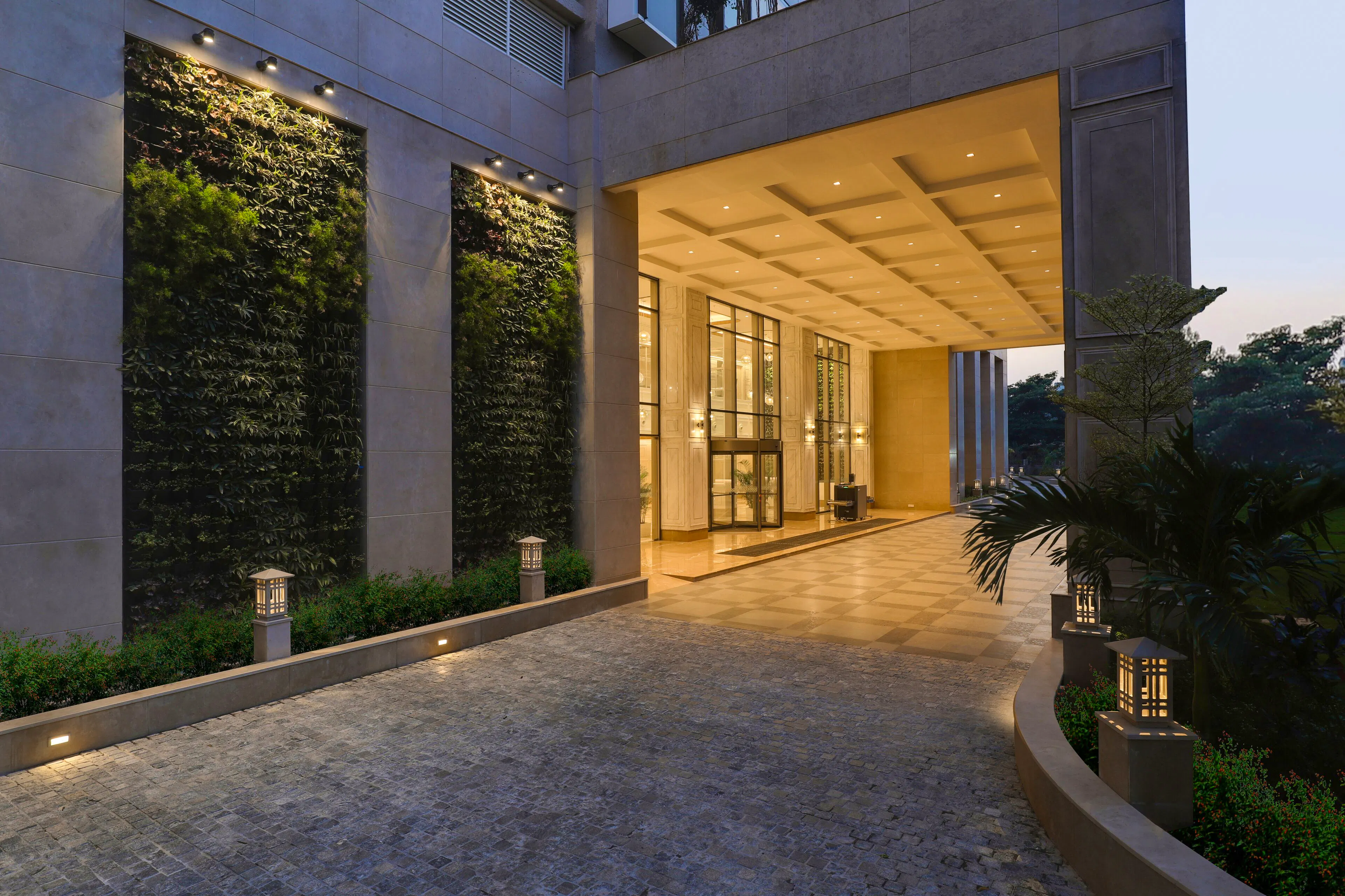 Veranda und Gärten des Aurika Mumbai Skycity