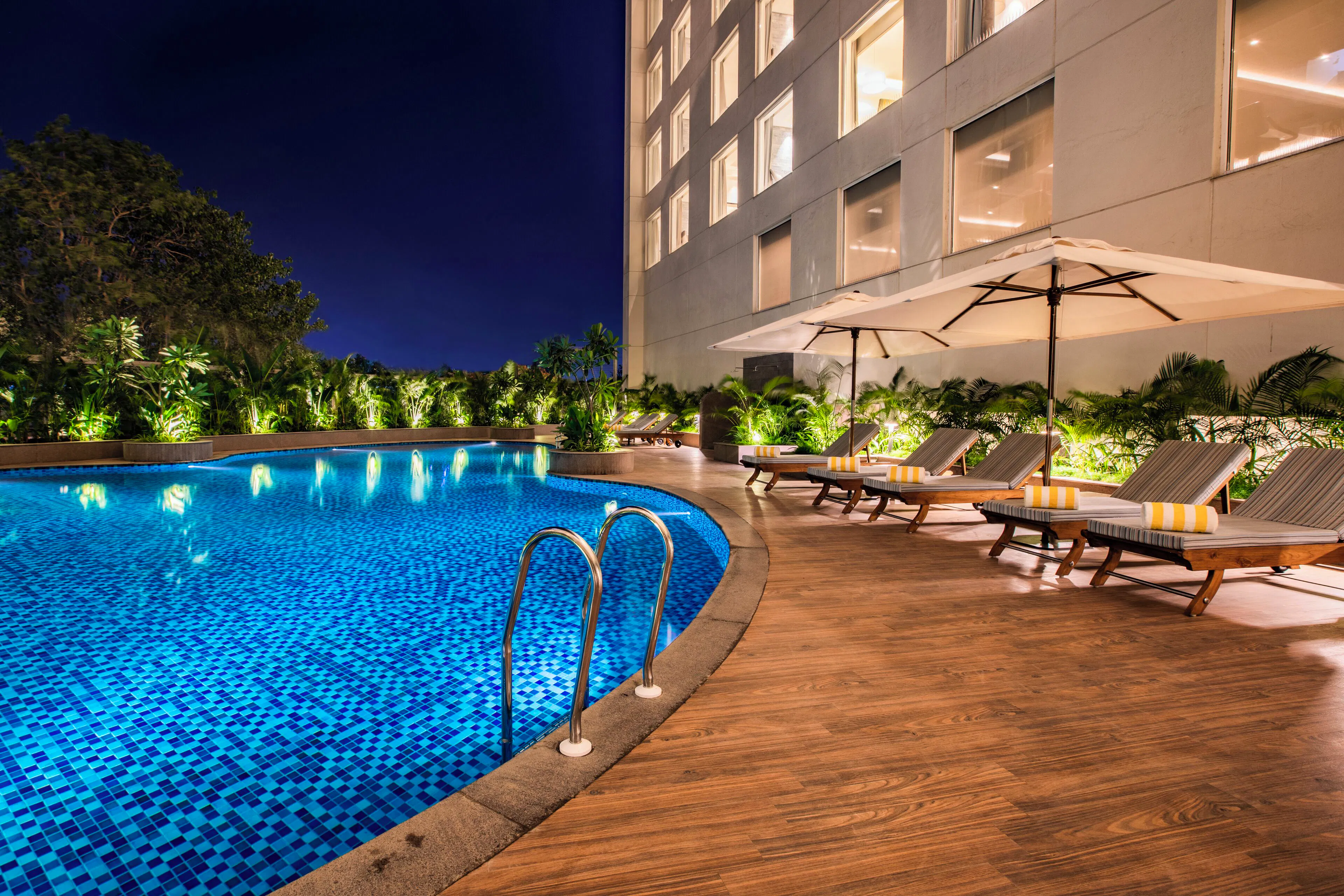 Außenpool mit Liegen im Lemon Tree Premier Mumbai International Airport