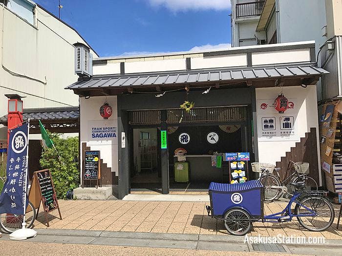 Luggage storage and delivery at Sagawa Express Asakusa Kaminarimon Service Center
