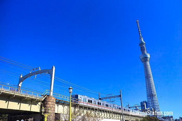 A local train crossing the Sumida river between Tokyo Skytree and Tobu Asakusa stations
