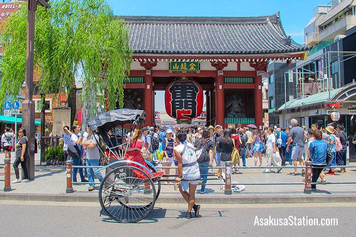 A rickshaw driver stops to admire the Kaminarimon Gate