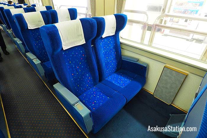 Standard seats on Spacia Kinu train