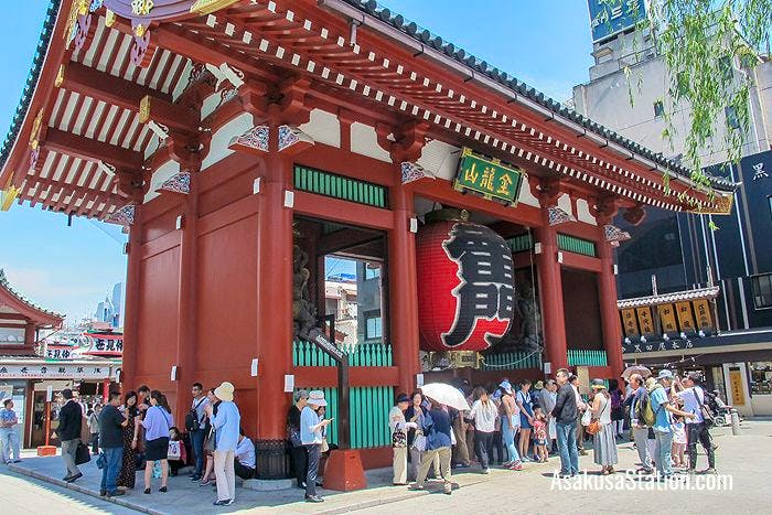 Kaminarimon is a popular spot for commemorative photos