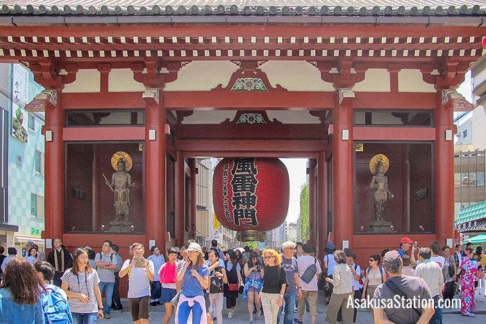 The reverse side of the gate with statues of Tenryu on the left, and Kinryu on the right