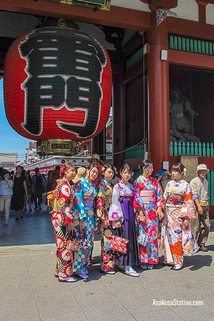 Posing for photographs at the Kaminarimon in Asakusa