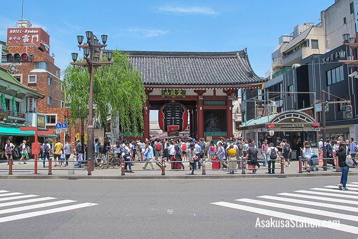 A street view of the Kaminarimon