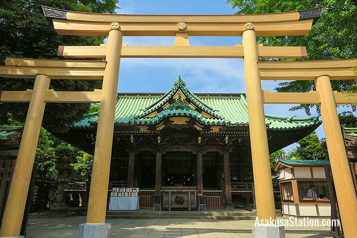 The unusual mitsutorii gate with the worship hall behind it