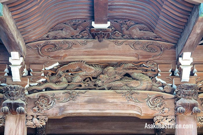 A carved dragon at the front of the worship hall