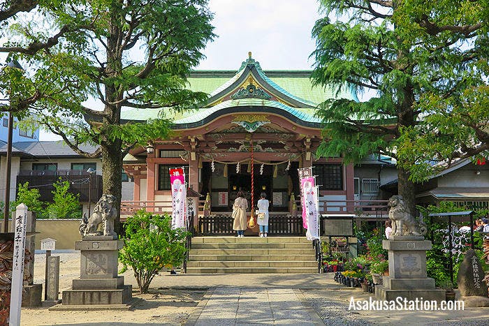 Imado Jinja is associated with lucky cats and good relationships