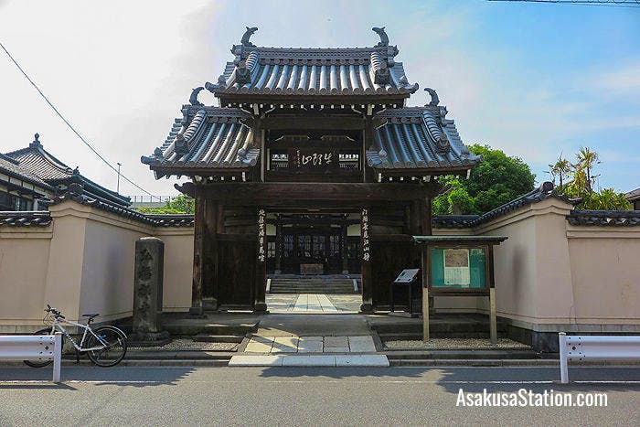 The Sanmon or main gate of Kofukuji Temple