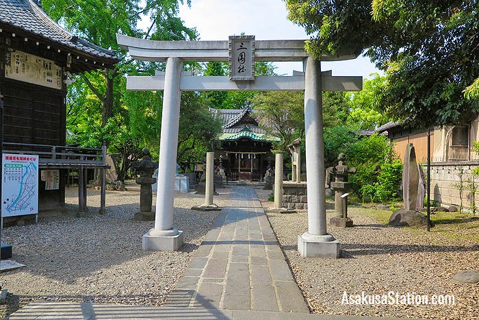 The entrance to Mimeguri Jinja Shrine