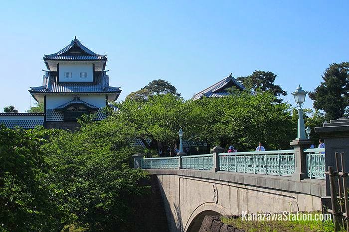 Approaching the castle’s Ishikawa-mon Gate from Kenrokuen Garden