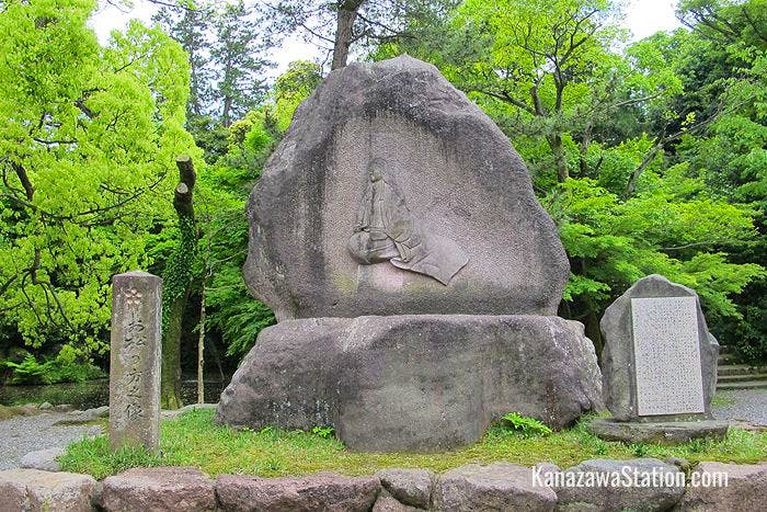 Lord Toshiie Maeda’s wife, Omatsu is depicted on a nearby rock