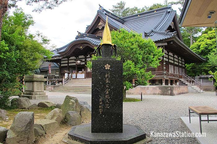 At the top of this tribute to the Maeda clan is a copy of Toshiie Maeda’s long golden war helmet which was shaped like a catfish tail. The original was made of leather and covered in gold leaf
