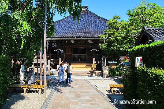 The innocent outward appearance of Myoryuji Temple