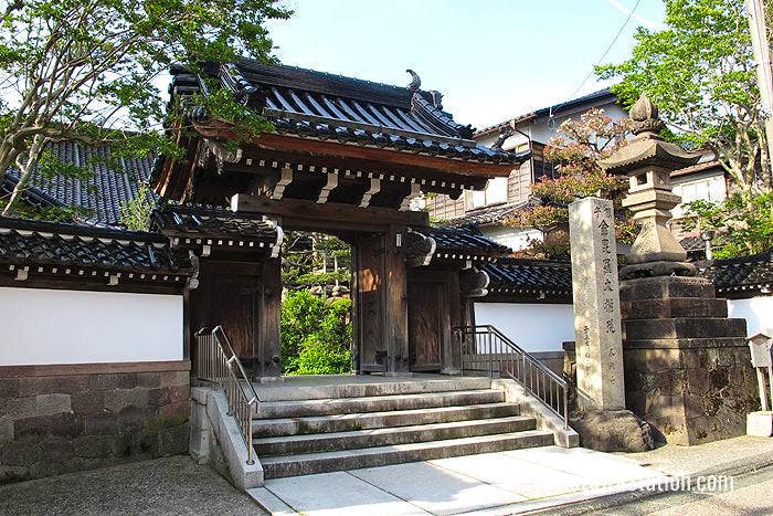 Entrance to Raikyoji temple