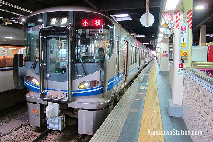 A local train on the Hokuriku Main Line bound for Komatsu