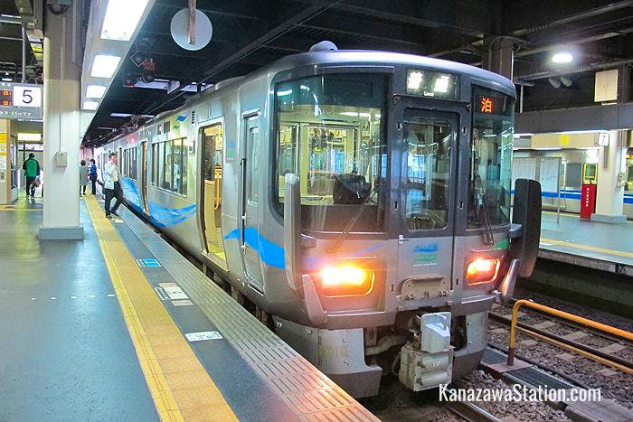An Ainokaze Toyama local train bound for Tomari at Kanazawa Station