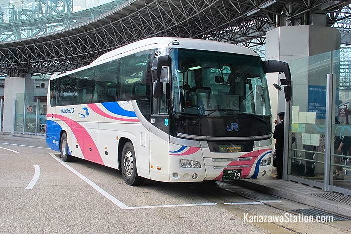 A JR Bus for Ikebukuro and Shinjuku