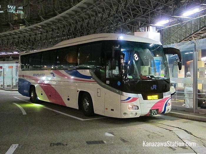 The JR night bus for Nagoya leaves Kanazawa Station at 22.10 and arrives at Nagoya Station at 6.00 the following morning