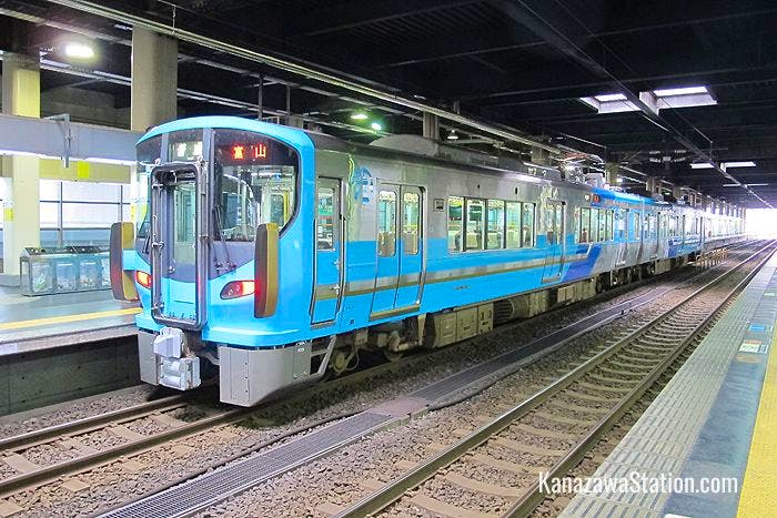 A local train at Kanazawa Station