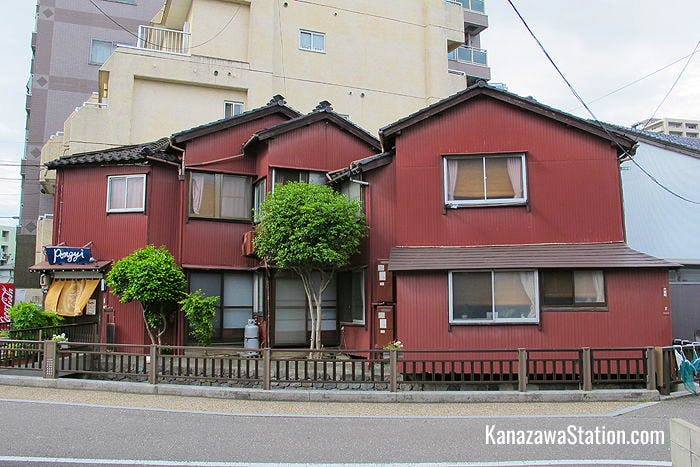 Guesthouse Pongyi is just eight minutes from Kanazawa Station and very easy to find