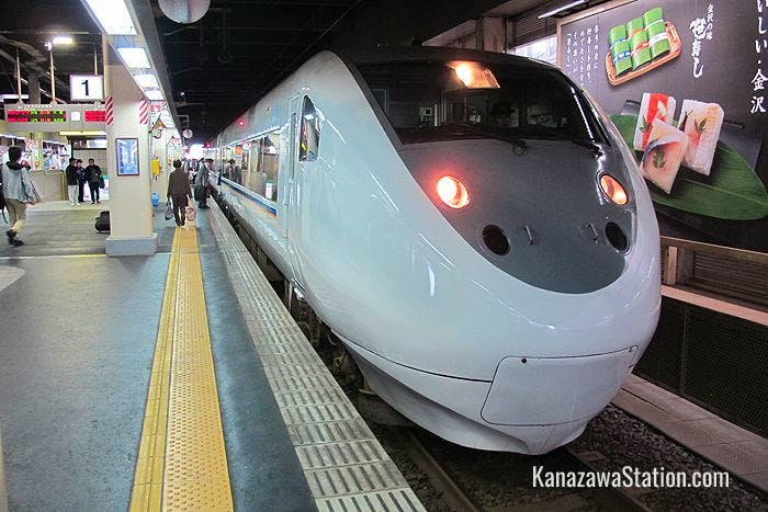 The Shirasagi Limited Express stops at Tsuruga Station