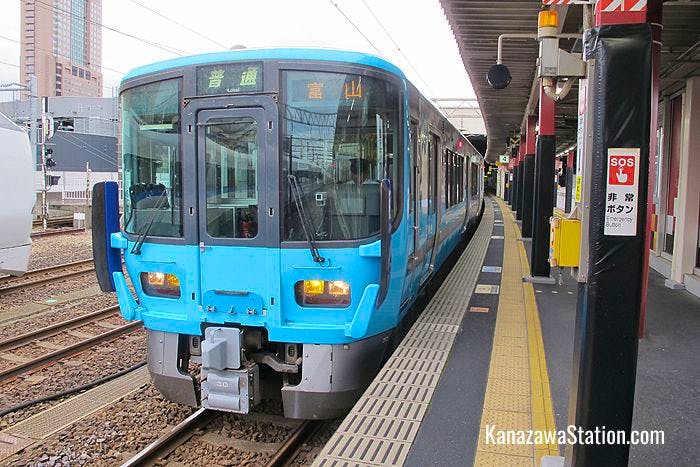 A local IR Ishikawa Railway through train bound for Toyama