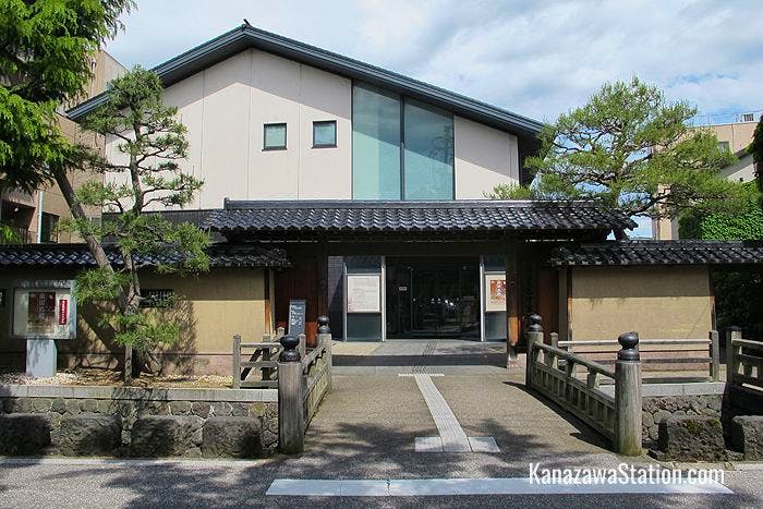 The nearby Maeda Tosanokamike Shiryokan Museum