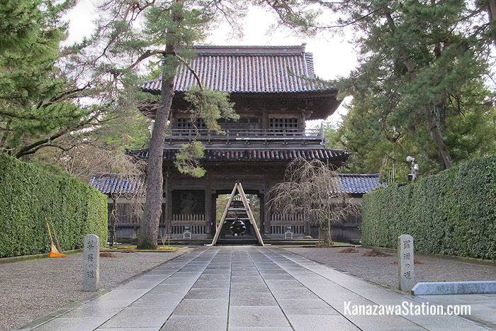 Many of Tentokuin’s original buildings were destroyed by fire in 1768. However, the Sanmon gate which dates from 1693 survived. The other buildings were rebuilt in just 70 days!
