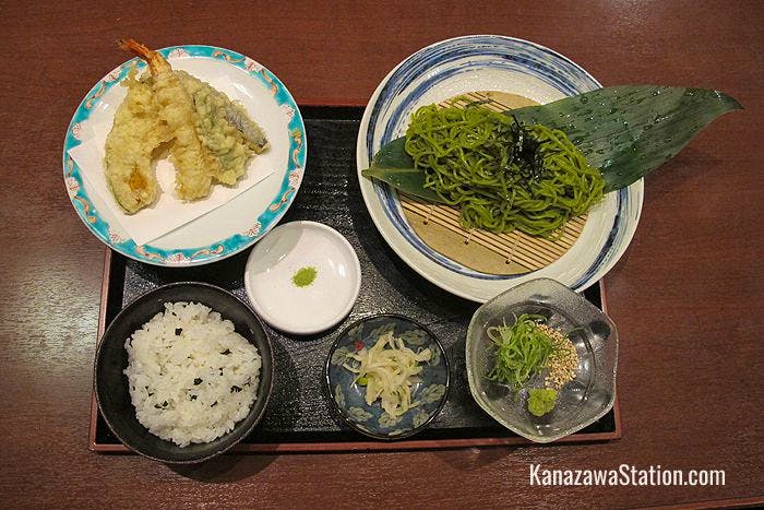 A lunchtime set of green tea noodles and tempura is only 980 yen
