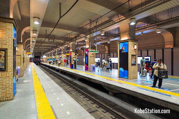 Train platforms at the Hanshin Kobe-Sannomiya Station