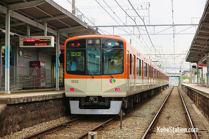 A Hanshin train at a Sanyo Dentetsu Station. Thanks to the Kobe Kosoku Line these railway companies can use each other’s lines