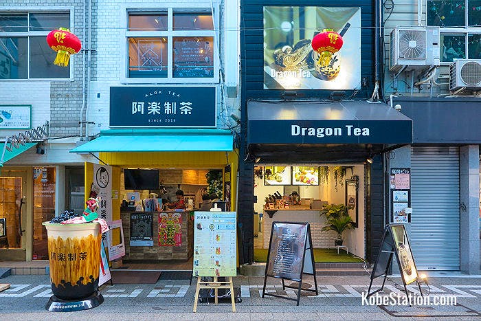 Two competing tapioca stores: Alok Tea and Dragon Tea