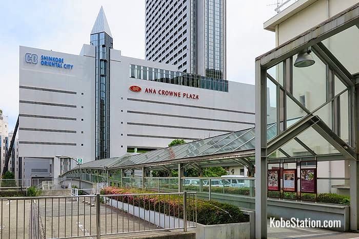 The entrance to the walkway linking Shin-Kobe Station with ANA Crowne Plaza Kobe