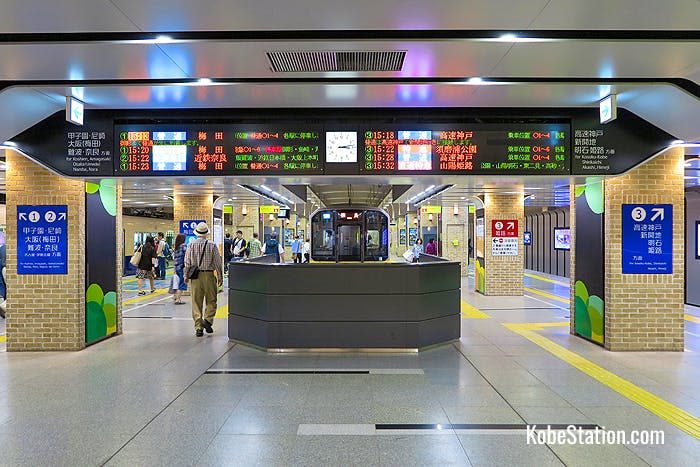 The platforms at Hanshin Kobe-Sannomiya Station