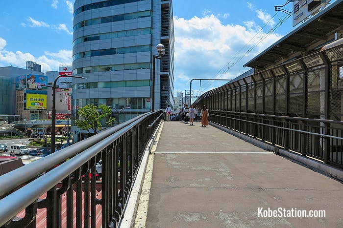 An overhead walkway that connects JR Sannomiya Station and Hankyu Kobe-Sannomiya Station
