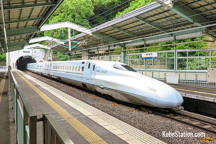 A bullet train entering Shin-Kobe Station