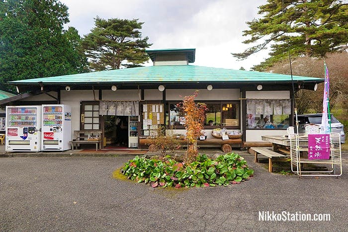 A noodle restaurant at the Kirifuri-no-Taki bus stop