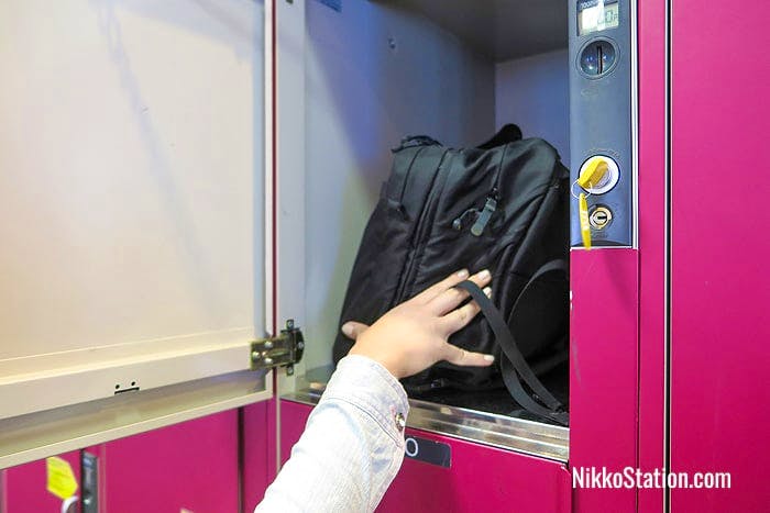 Placing luggage in a locker