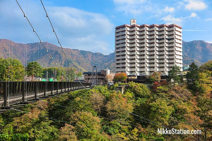 Hotel Sunshine Kinugawa overlooks the Kinugawa gorge and the Kinu Tateiwa-Otsuribashi Suspension Bridge
