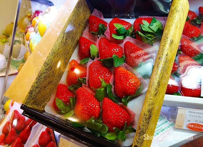 This box of deluxe strawberries is priced at 10,000 yen