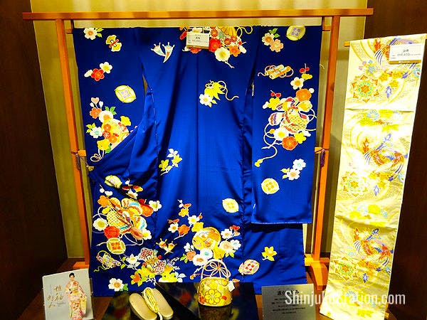 A furisode long-sleeved kimono priced at 540,000 yen, with matching obi belt at 356,400 yen