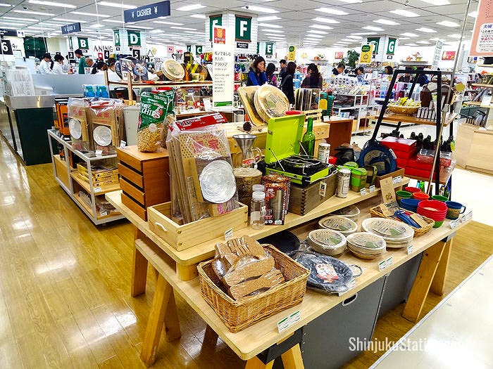 Picnic sets are one example of the many outdoor goods at Tokyu Hands