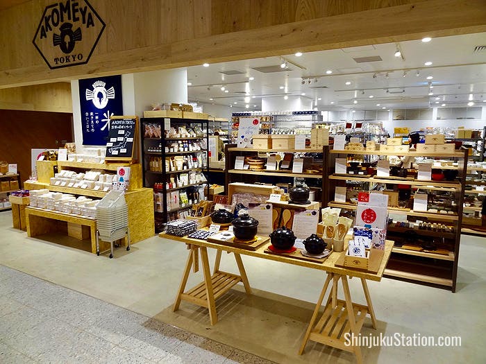 Akomeya Tokyo specializes in rice and related products such as masu cypress measuring cups, also used to drink sake