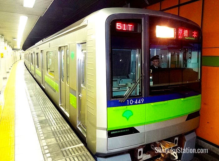 This Toei Shinjuku Line service is bound for Hashimoto via the Keio Line