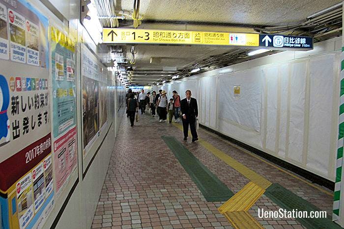 The passageway between the Ginza Line West Gate and the Hibiya Line South Gate
