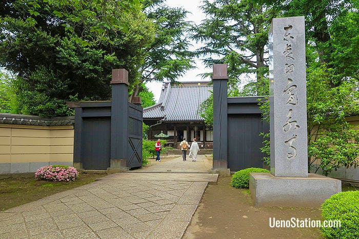 The entrance to Kaneiji